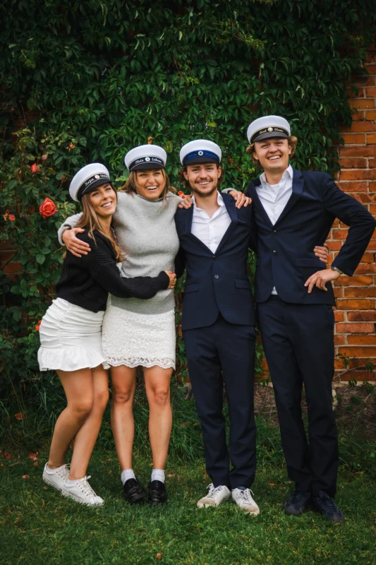 flera personer med deras Studentmössa